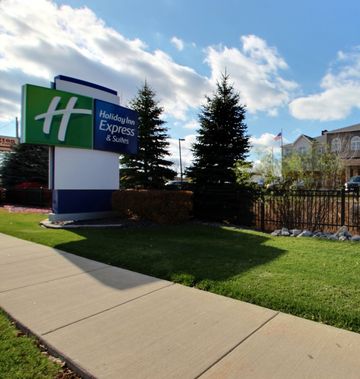 Holiday Inn Express & Suites Airport