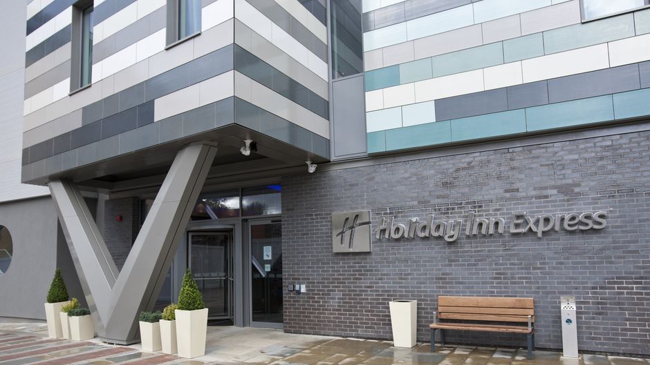 Holiday Inn Express-MEN Arena Exterior