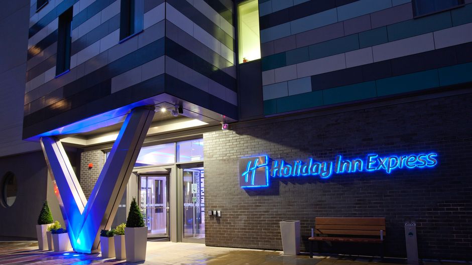 Holiday Inn Express-MEN Arena Exterior