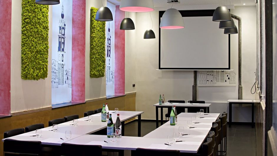 Hotel Dream, Mons Meeting