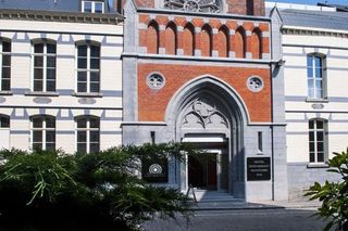 Hotel Dream, Mons