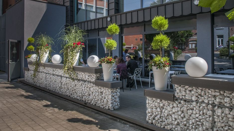 Hotel Dream, Mons Exterior