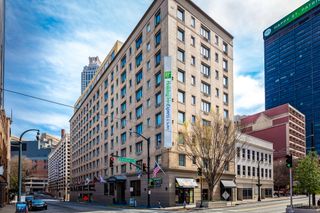 Holiday Inn Express Hotel & Suites