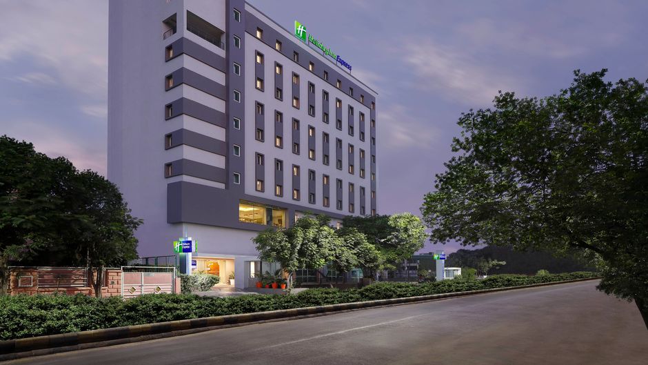 Holiday Inn Express Prahlad Nagar Exterior