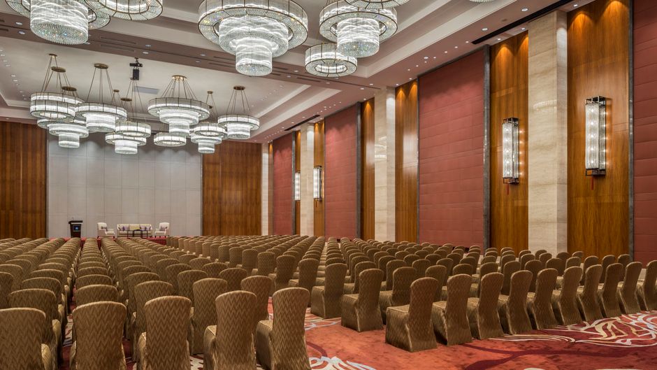 HUALUXE Yangjiang City Center Ballroom