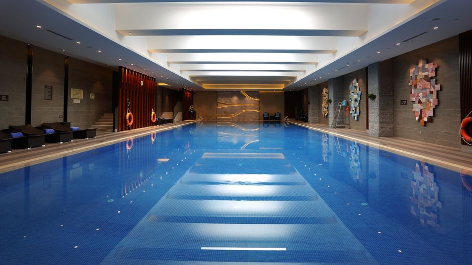 HUALUXE Yangjiang City Center Pool