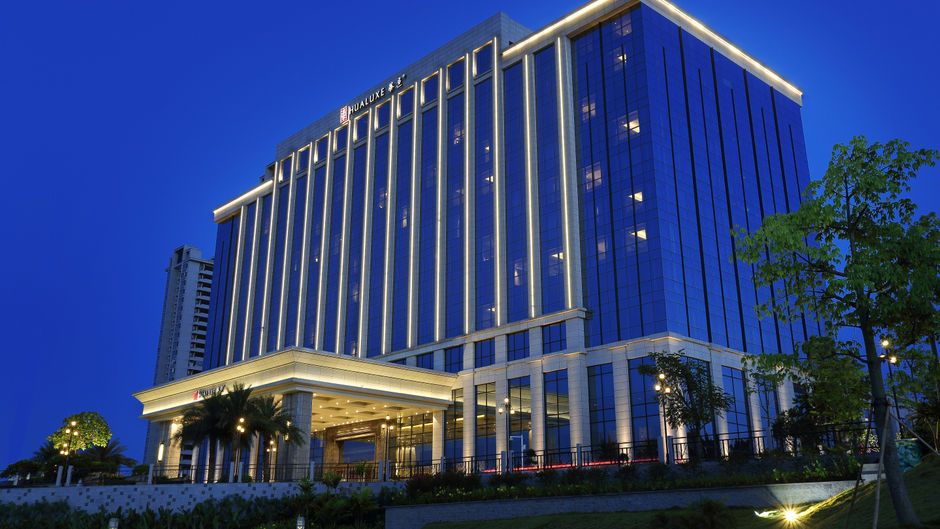 HUALUXE Yangjiang City Center Exterior