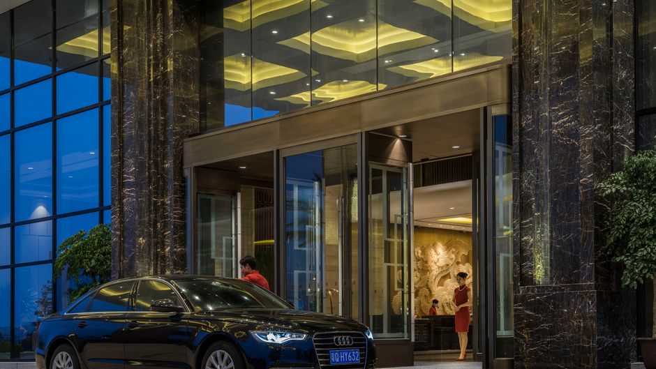 HUALUXE Yangjiang City Center Exterior