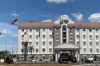 Holiday Inn Express Hotel & Suites
