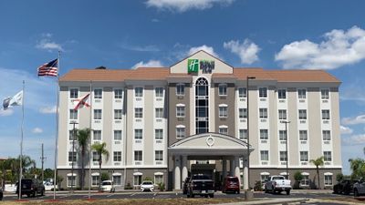Holiday Inn Express Hotel & Suites