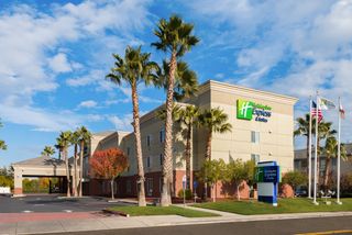Holiday Inn Express Hotel & Suites