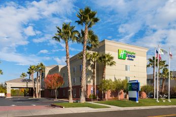 Holiday Inn Express Hotel & Suites