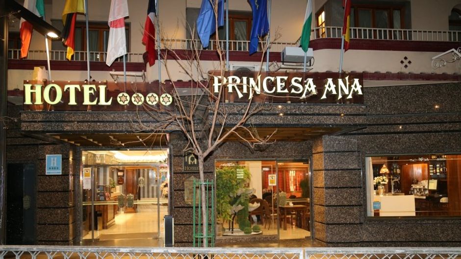 Princesa Ana Hotel Exterior