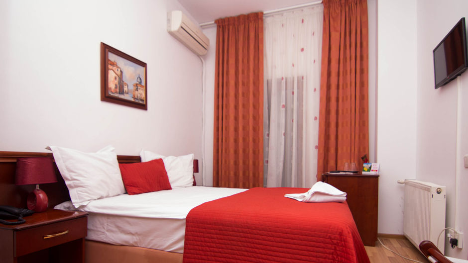Andy Hotel Room