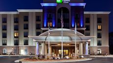 Holiday Inn Express Hotel & Suites