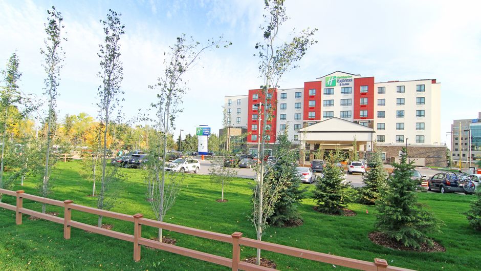 Holiday Inn Express & Suites NW Exterior