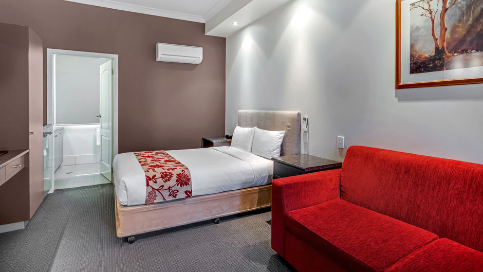 Prince of Wales Motor Inn Room