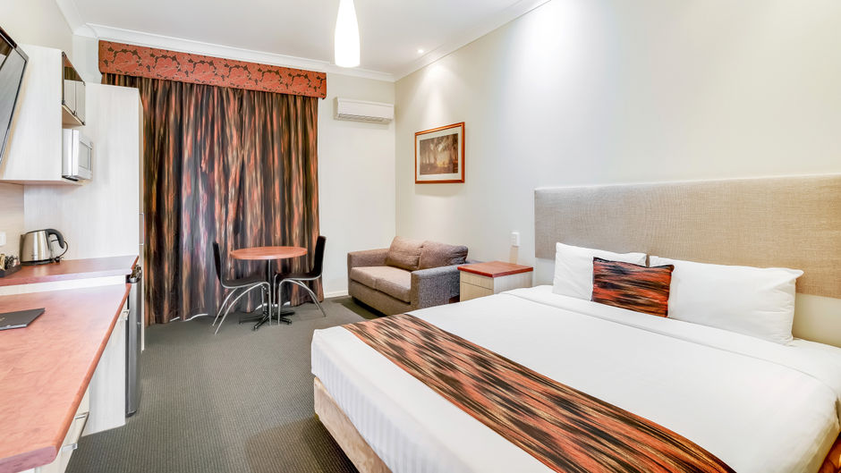 Prince of Wales Motor Inn Room