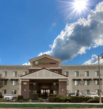 Holiday Inn Express Hotel & Suites