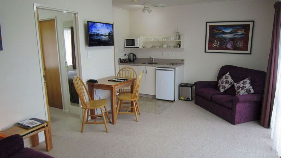 Arrow Motel Apartments Room