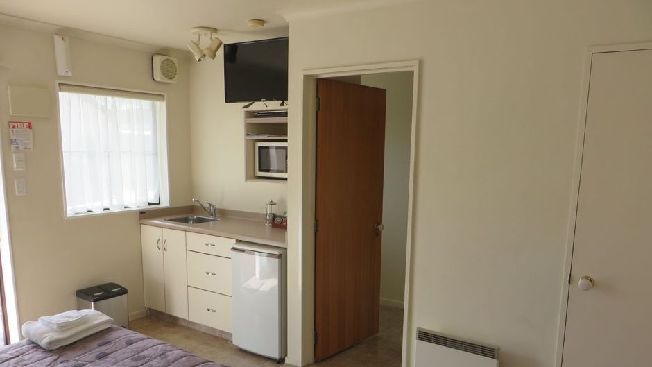 Arrow Motel Apartments Room