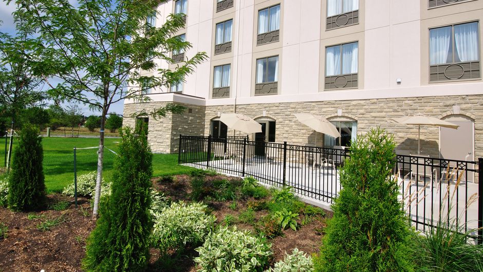 Holiday Inn Express & Suites Ottawa Airp Exterior