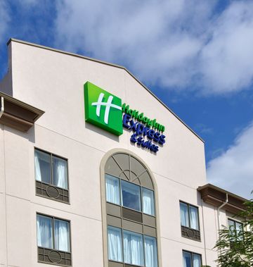 Holiday Inn Express & Suites Ottawa Airp
