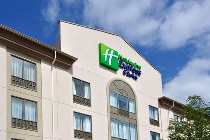 Holiday Inn Express & Suites Ottawa Airp