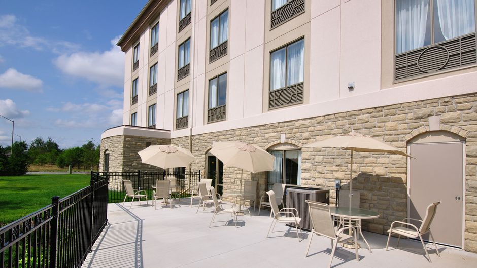 Holiday Inn Express & Suites Ottawa Airp Pool