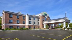 Holiday Inn Express & Suites Niles
