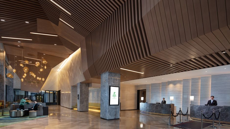 Holiday Inn Airport Zone Lobby