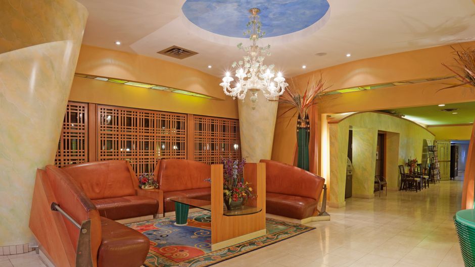 Holiday Inn by The Falls Lobby