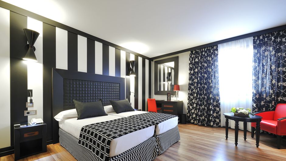 Salles Hotel Aeroport Girona Room