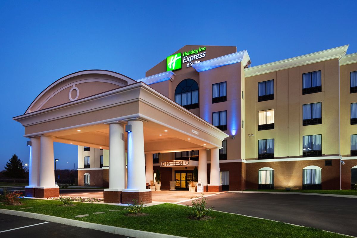 Holiday Inn Express Newport Guest Room & Suite Options