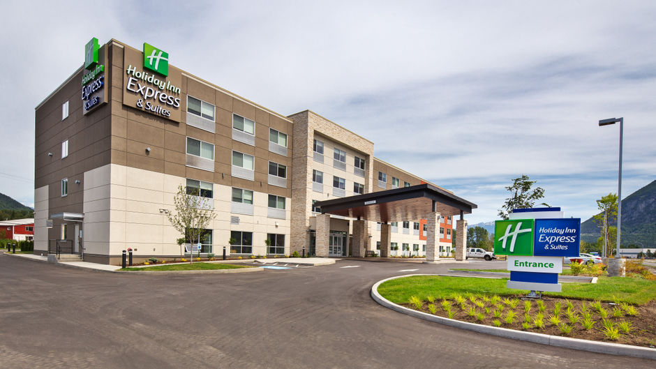 Holiday Inn Express & Suites Terrace Exterior