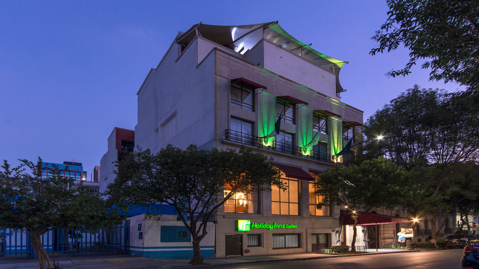 Holiday Inn Hotel & Suites Exterior