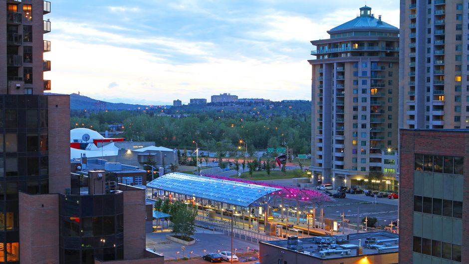 Holiday Inn Express & Suites Calgary Exterior