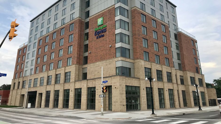 Holiday Inn Express & Suites Downtown E Exterior