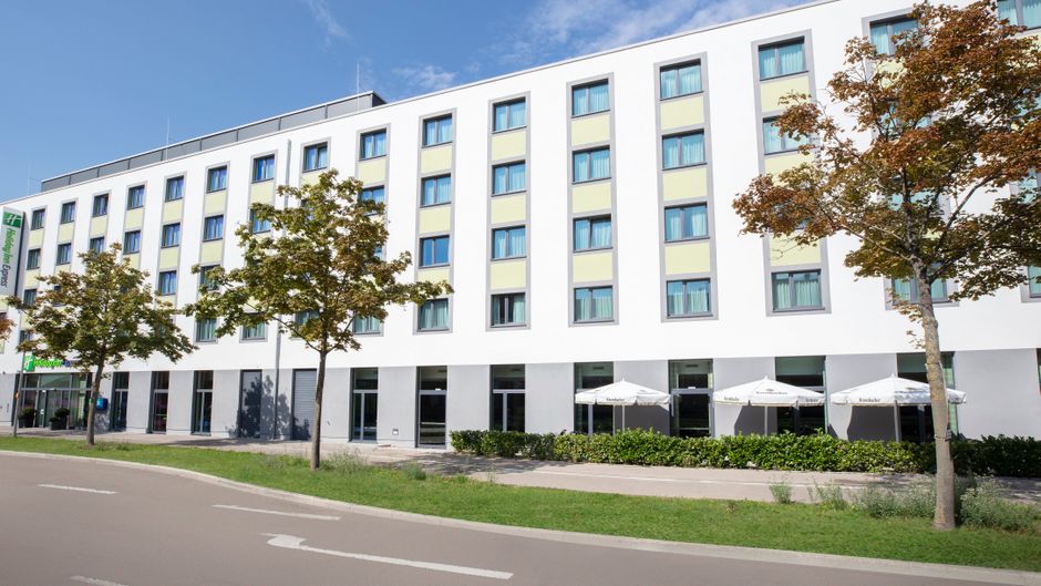 Holiday Inn Express Augsburg Exterior