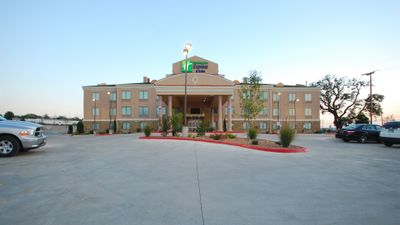Holiday Inn Express & Suites Gonzales