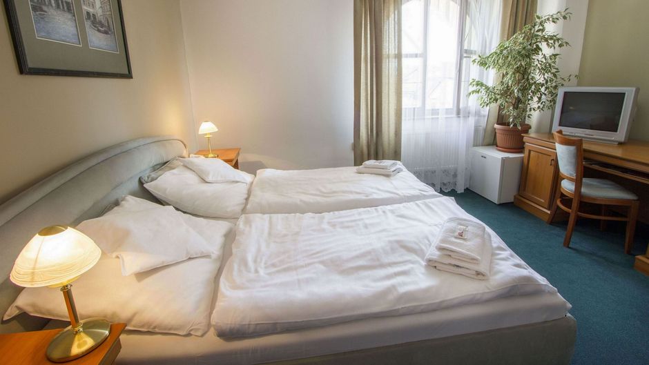 Hotel Grand Room