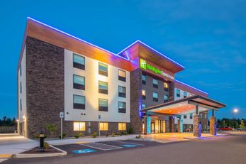 Holiday Inn Express & Suites Camas