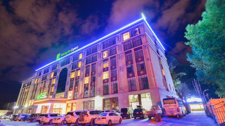 Holiday Inn Express Lhasa Potala Palace Exterior