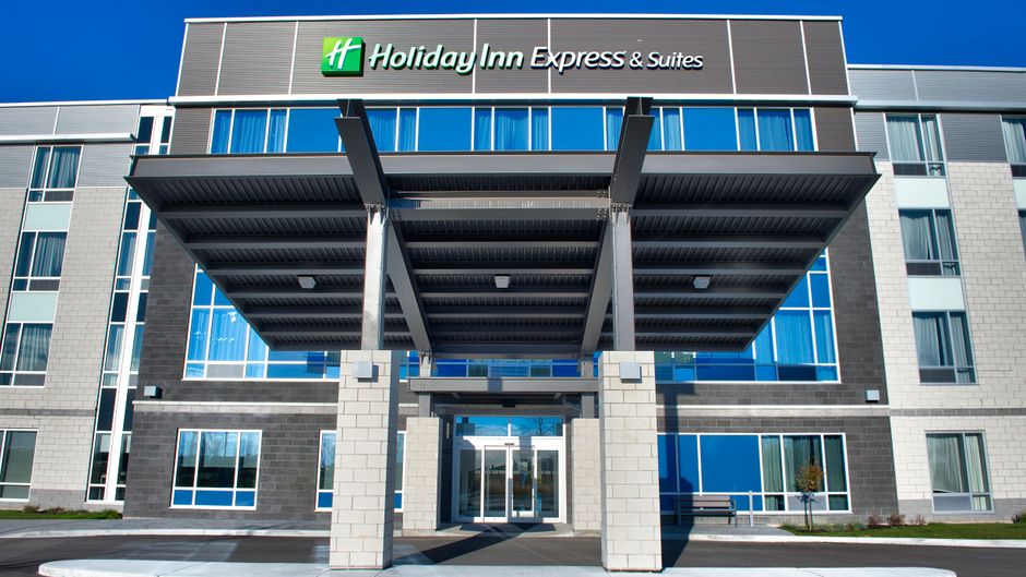 Holiday Inn Express & Suites Vaudreuil Exterior