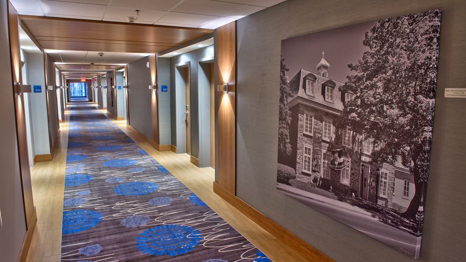 Holiday Inn Express & Suites Vaudreuil Lobby