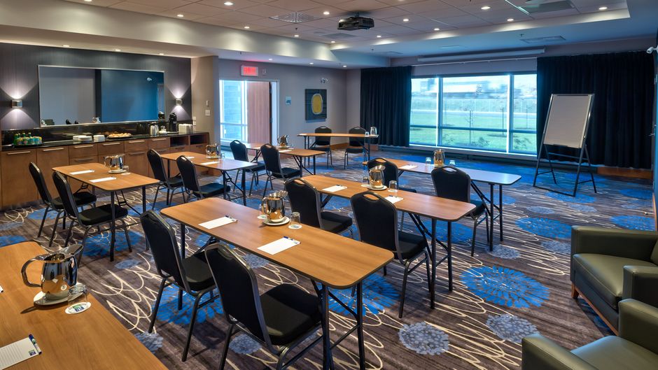 Holiday Inn Express & Suites Vaudreuil Meeting
