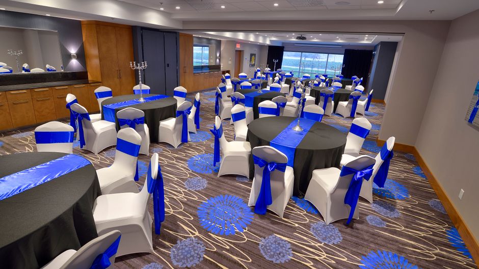 Holiday Inn Express & Suites Vaudreuil Ballroom