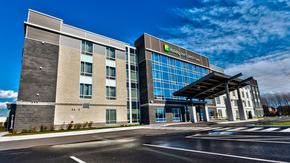 Holiday Inn Express & Suites Vaudreuil Exterior