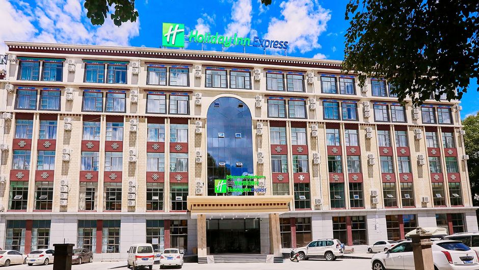 Holiday Inn Express Lhasa Potala Palace Exterior
