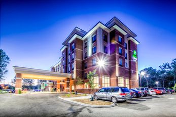 Holiday Inn Express & Suites Cleveland W